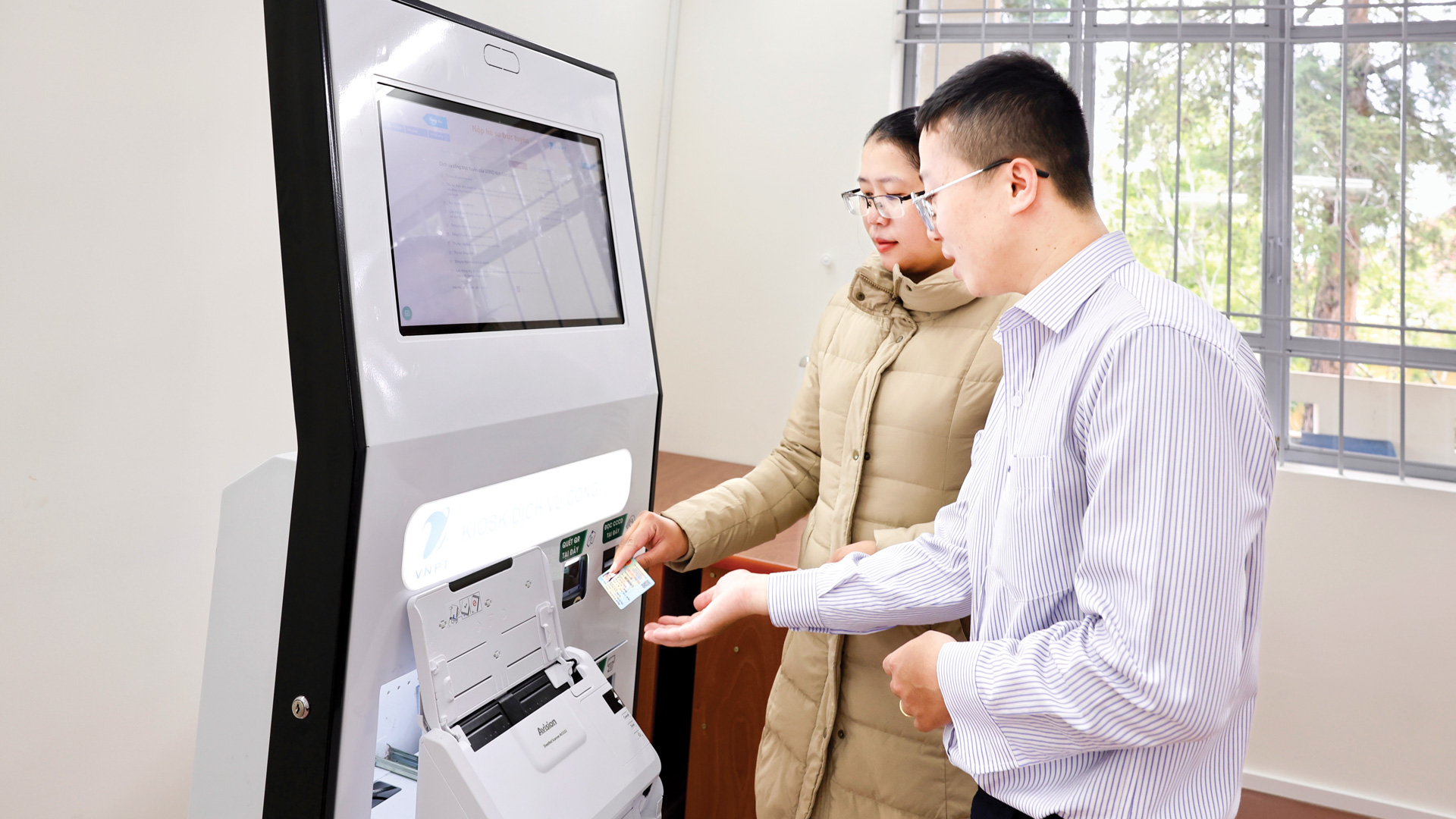 Khách hàng đặt món trên kiosk tự order thông minh